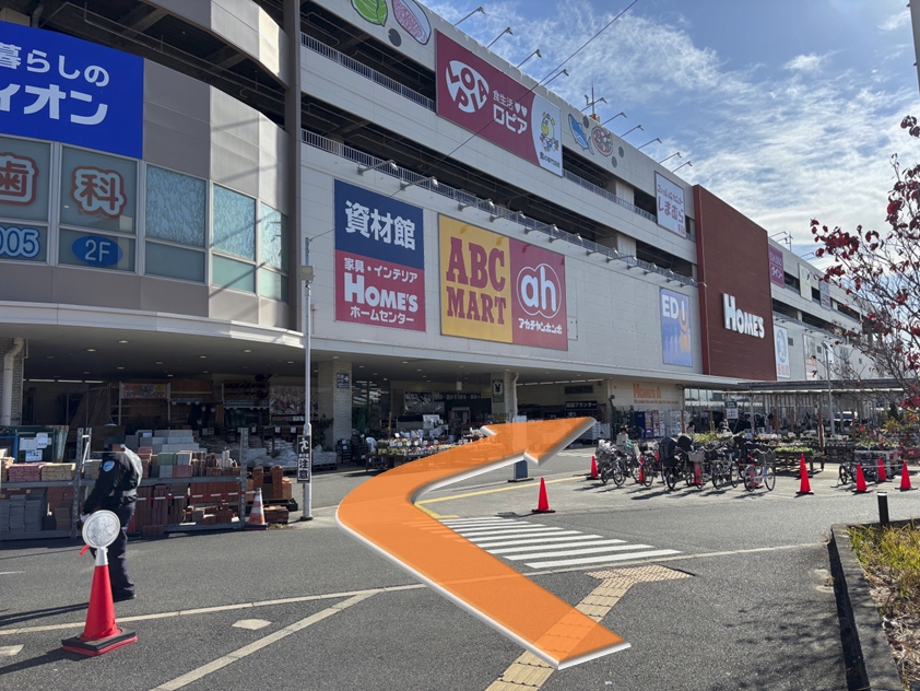 横断歩道を渡り、右に進みます。