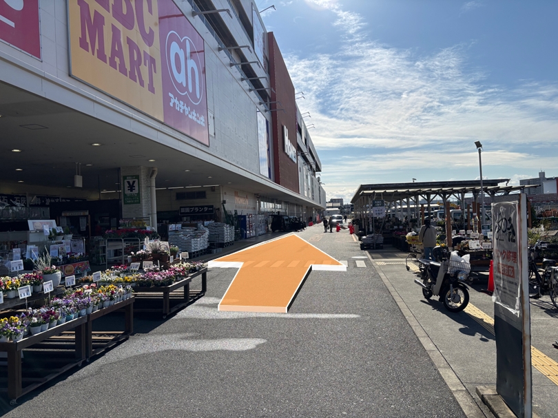 店内に入らず、そのまま真っすぐ進みます。